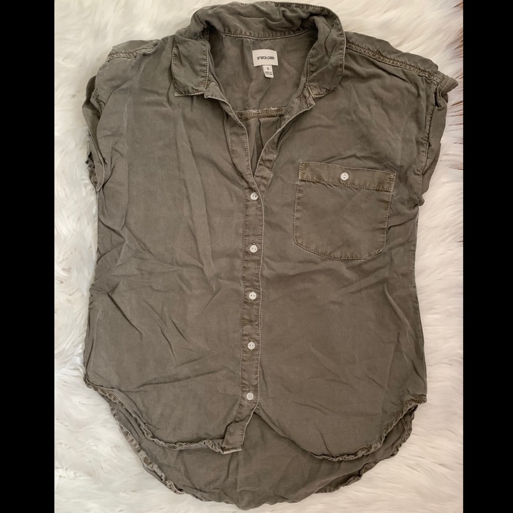 Women’s Sneak Peek top in green size small